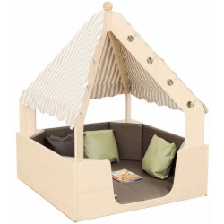 Petite maison confortable d'intérieur avec tapis de sol