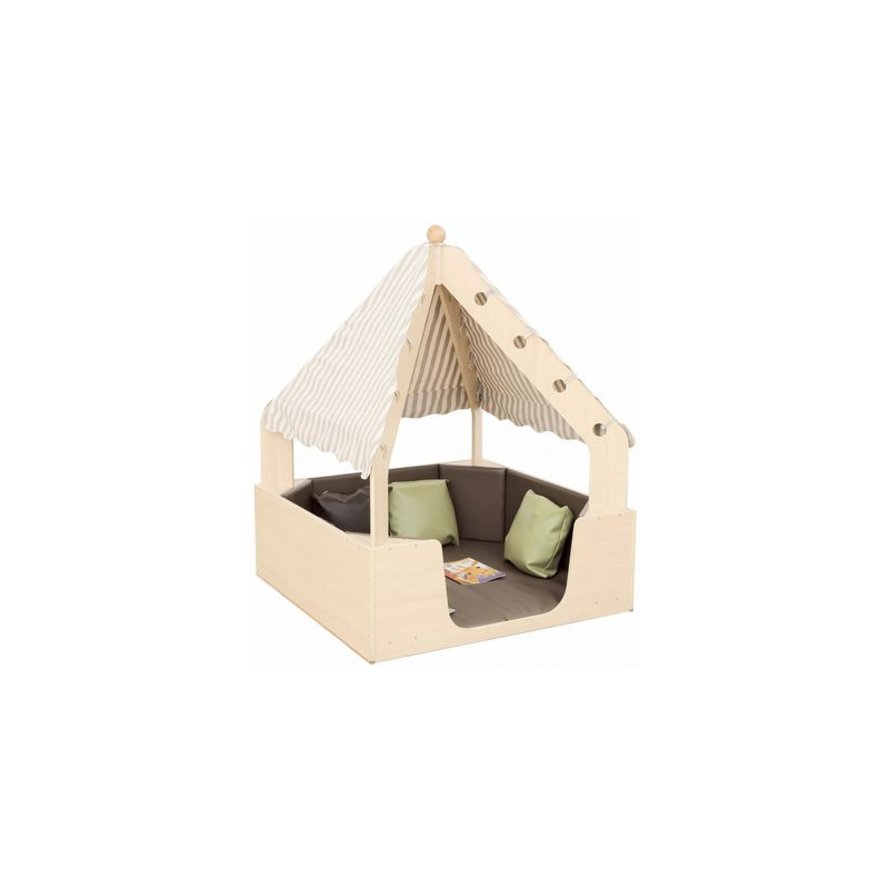 Petite maison confortable d'intérieur avec tapis de sol