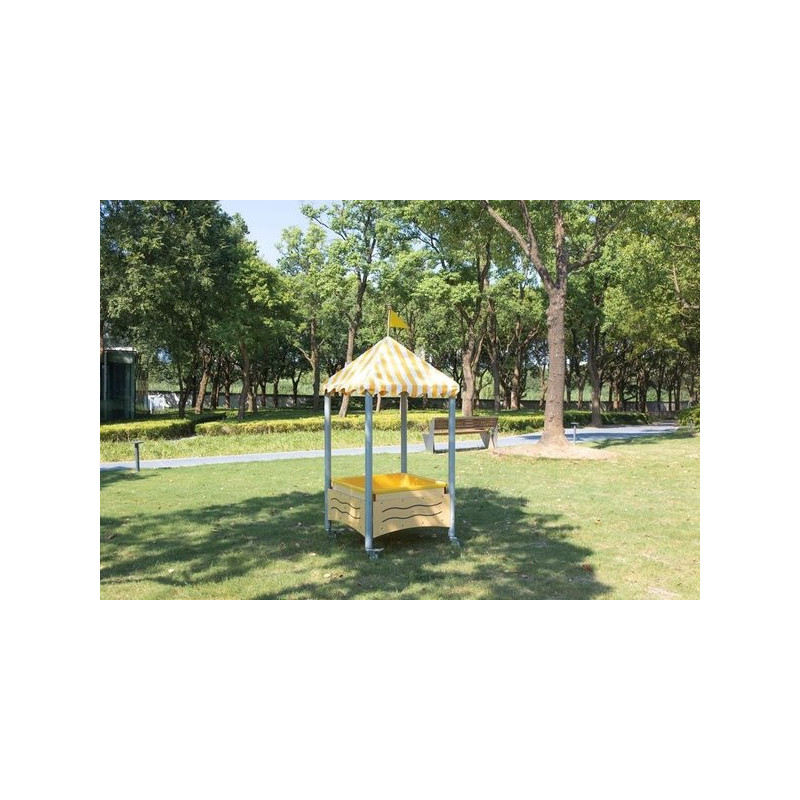 Mobile Mud Table with pointed Roof